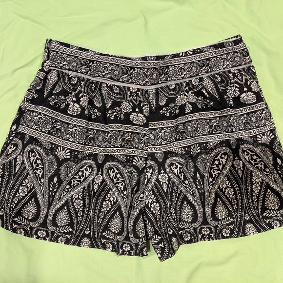 Black and White Flowy Shorts - Picture 1 of 4